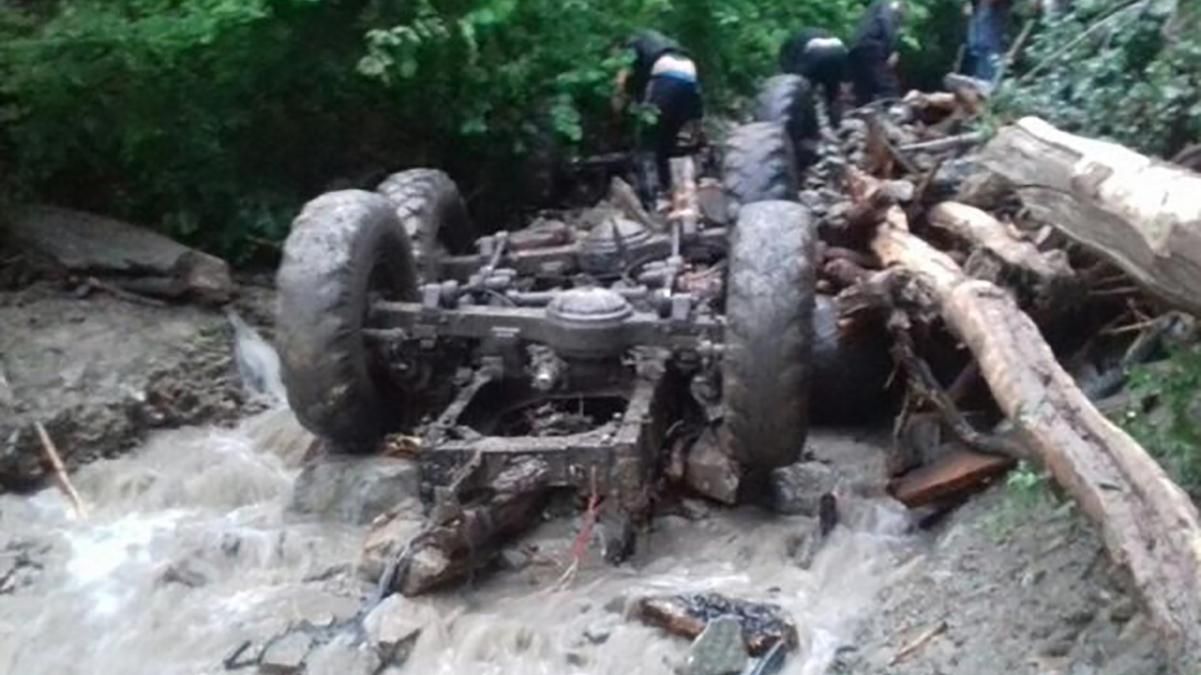 Вантажівка з лісниками впала у річку на Закарпатті: 5 осіб загинули – фото Вантажівка з лісниками впала у річку на Закарпатті: 5 осіб загинули – фото
