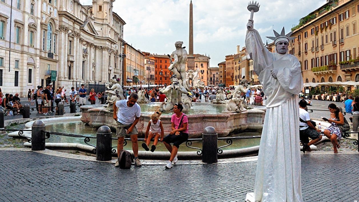 Не ходить с обнаженным торсом и не вешать "замки любви": в Риме ввели новые правила для туристов