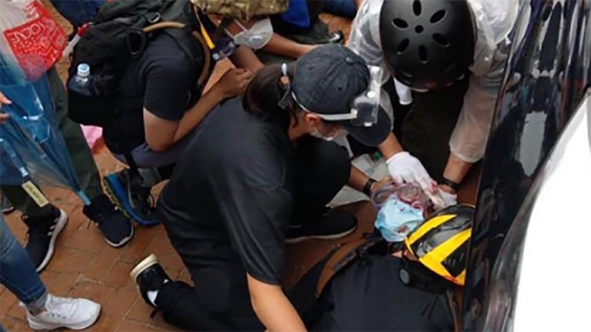 Полиция начала стрелять по митингующим в Гонконге: фото и видео 18+ Полиция начала стрелять по митингующим в Гонконге: фото и видео 18+