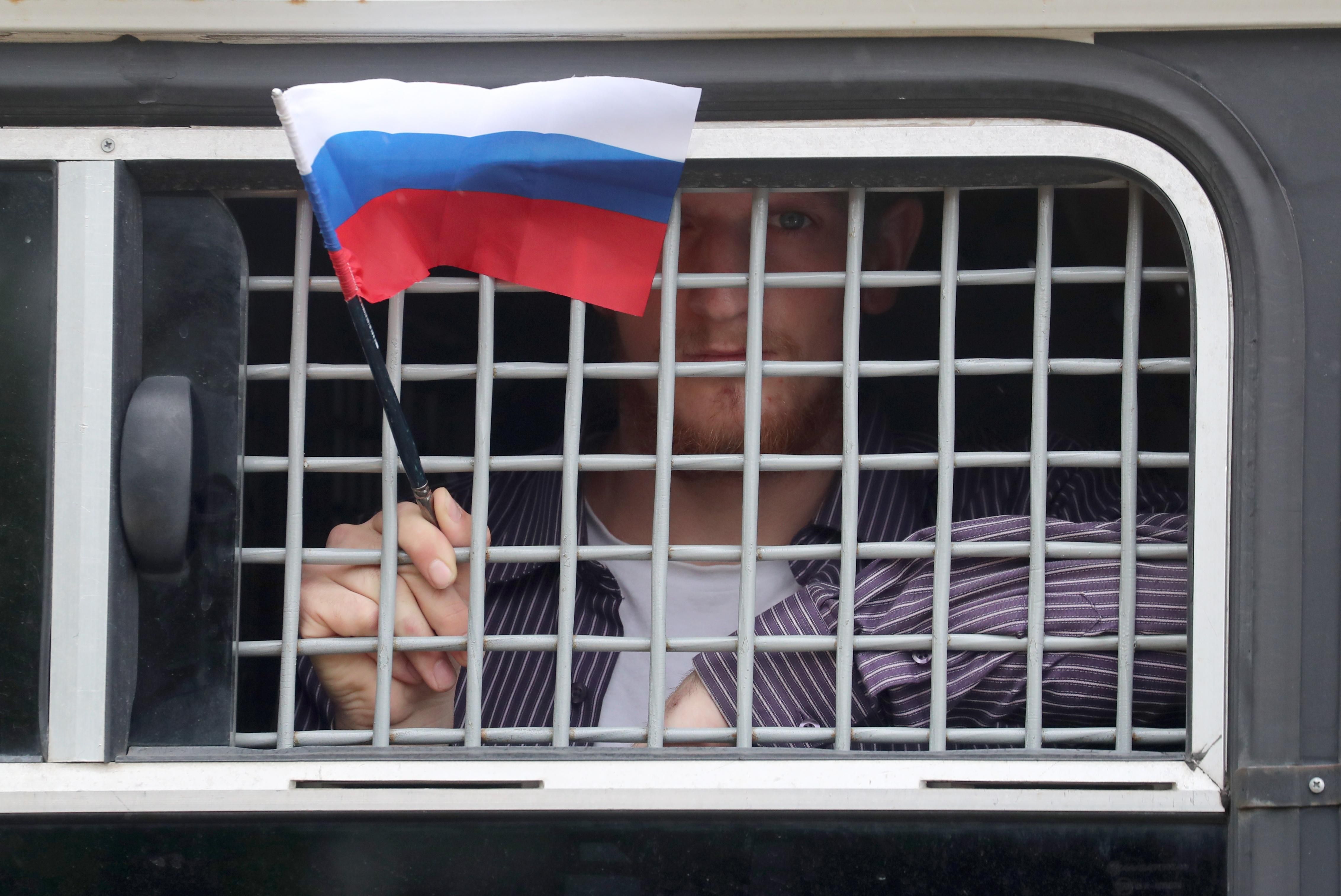 Российские силовики испугались американца во время акции протеста в Москве: видео Российские силовики испугались американца во время акции протеста в Москве: видео