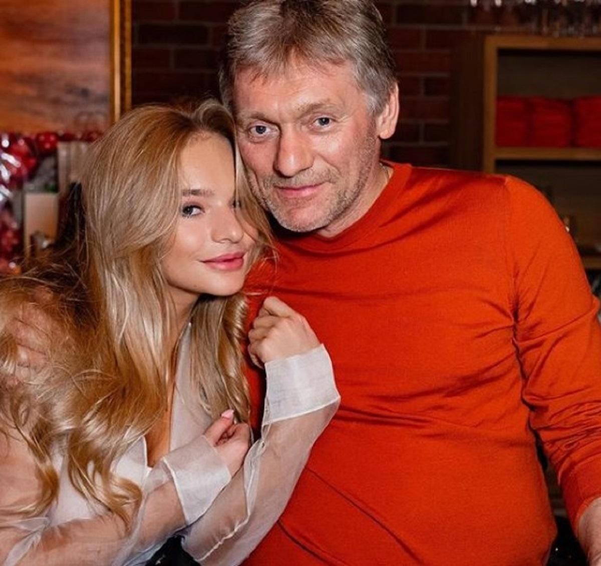 Подалася у протестувальниці: донька Пєскова засвітилася на акції підтримки Голунова у Москві Подалася у протестувальниці: донька Пєскова засвітилася на акції підтримки Голунова у Москві