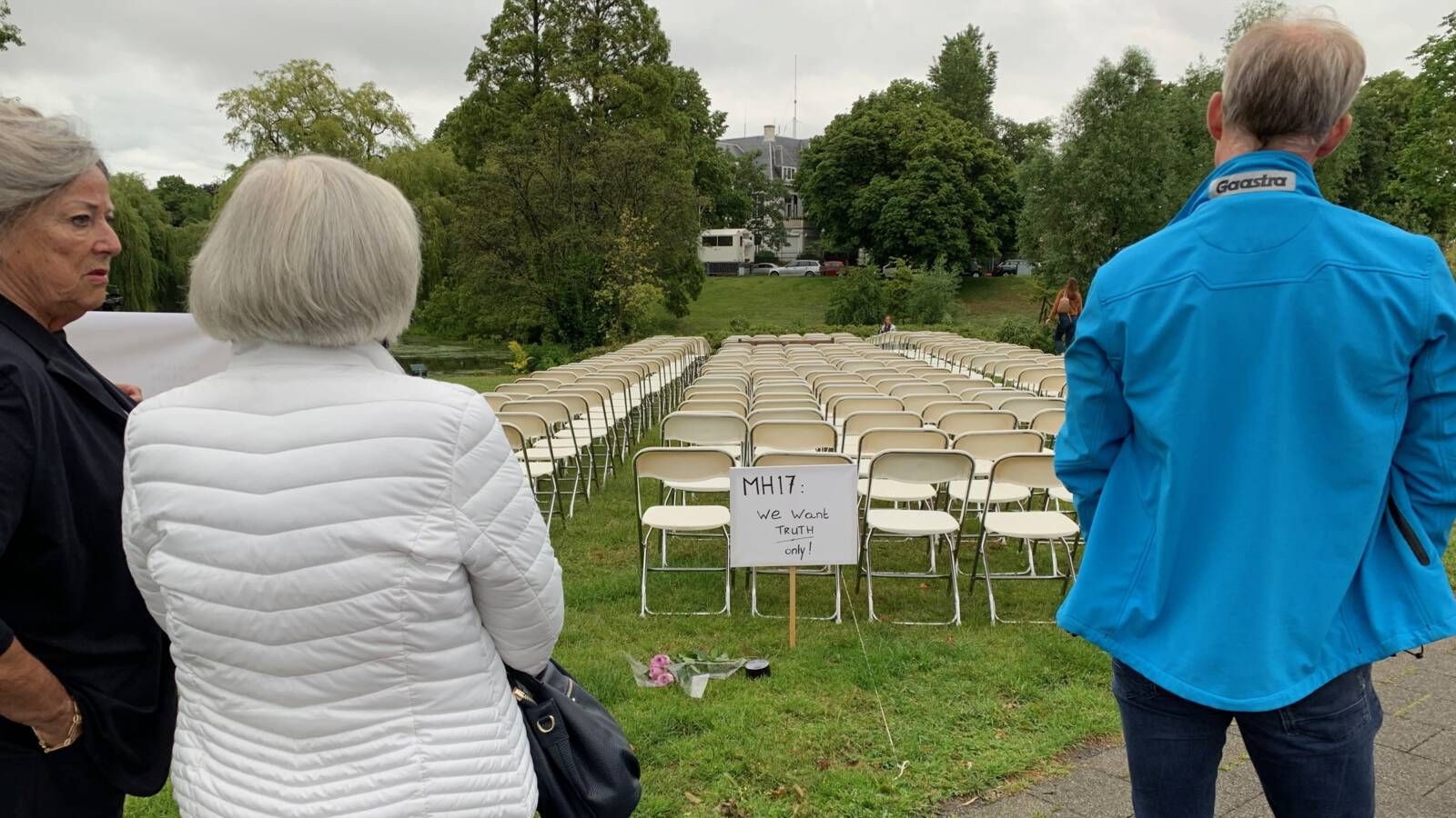 Катастрофа MH-17 над Донбасом: Родичі жертв протестували під посольством Росії у Нідерландах Катастрофа MH-17 над Донбасом: Родичі жертв протестували під посольством Росії у Нідерландах