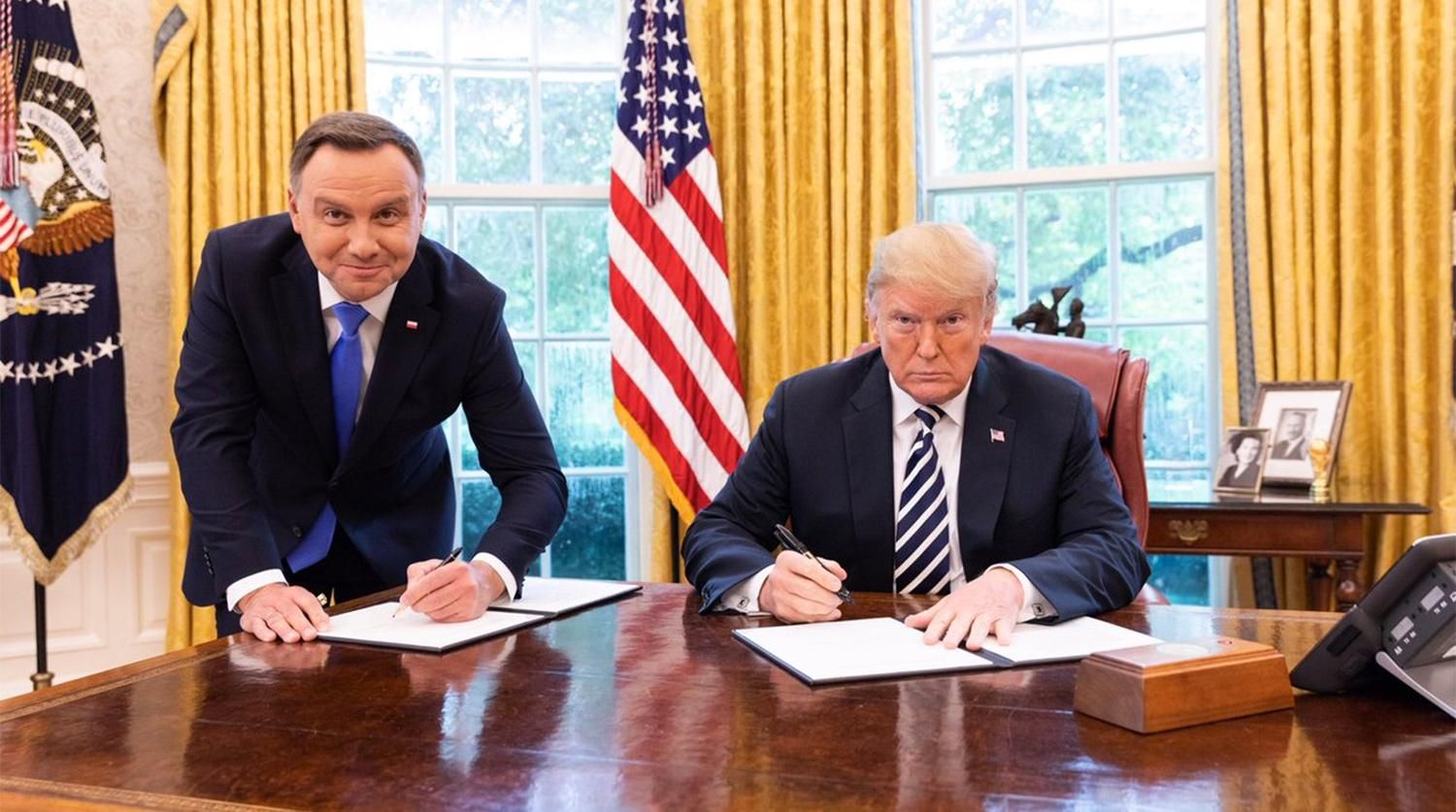 Павук звив павутину між Трампом та Дудою: відео Павук звив павутину між Трампом та Дудою: відео