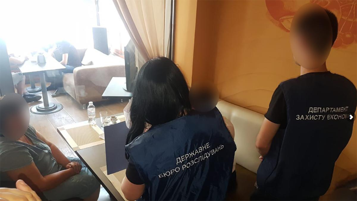 ГБР уличило чиновников и полицейского во взятке в полмиллиона долларов: фото