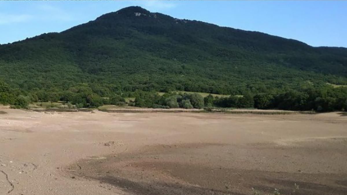В окупованому Криму висохло велике озеро: показові фото В окупованому Криму висохло велике озеро: показові фото