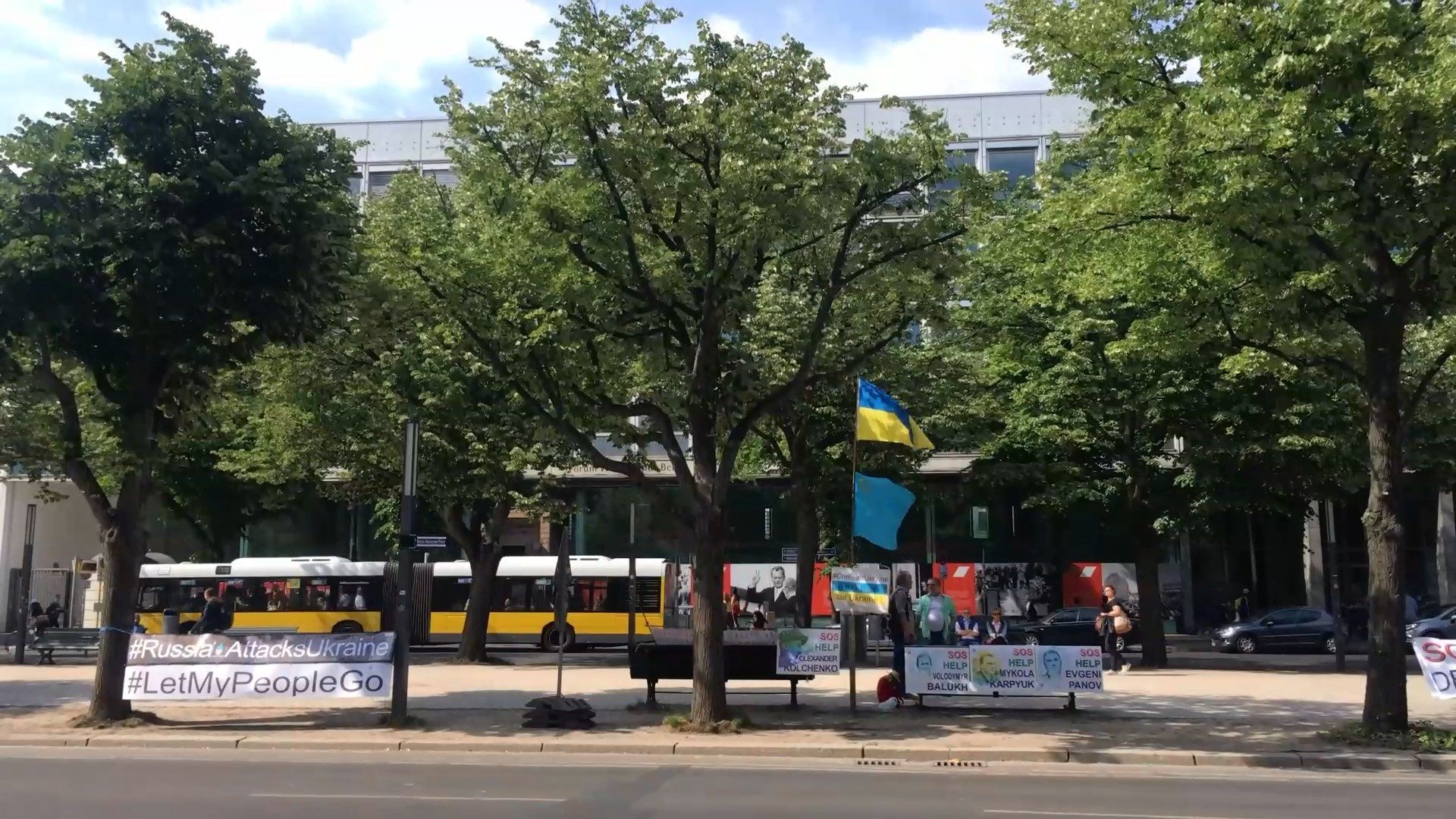 Німець щотижня приходить до посольства РФ з вимогою звільнити в'язнів Кремля: фото Німець щотижня приходить до посольства РФ з вимогою звільнити в'язнів Кремля: фото