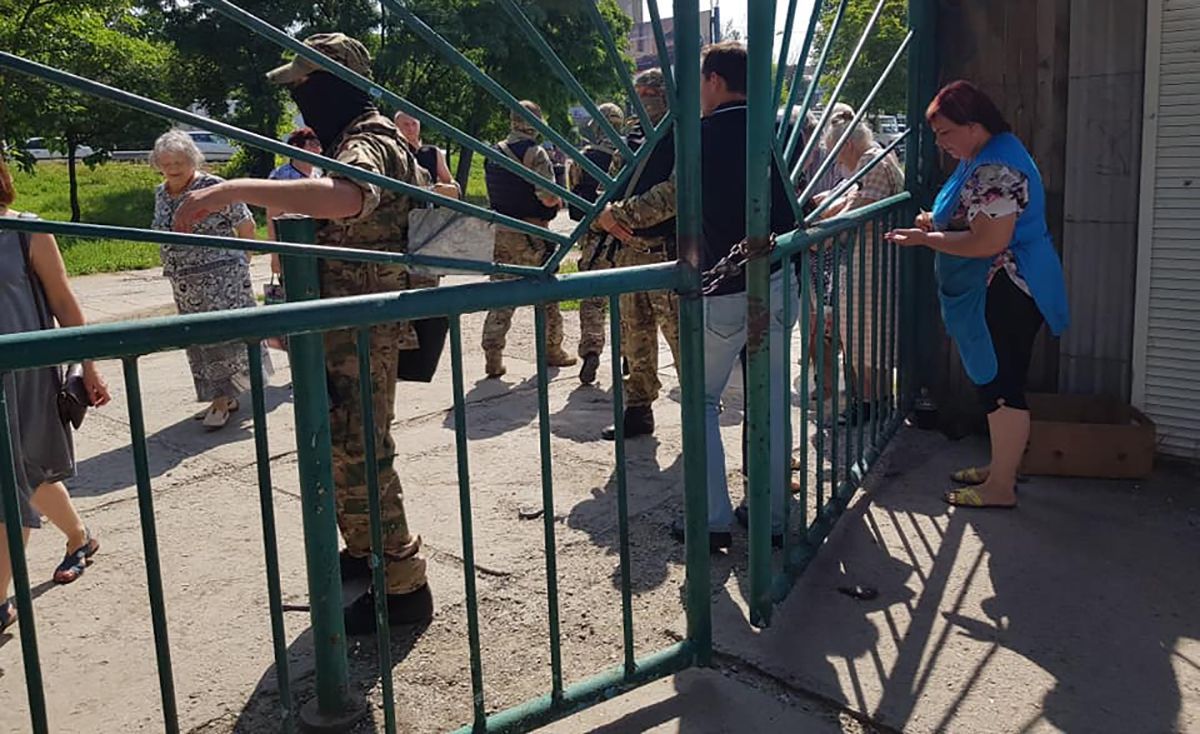 Російські силовики з автоматами оточили ринок в Сімферополі: фото, відео