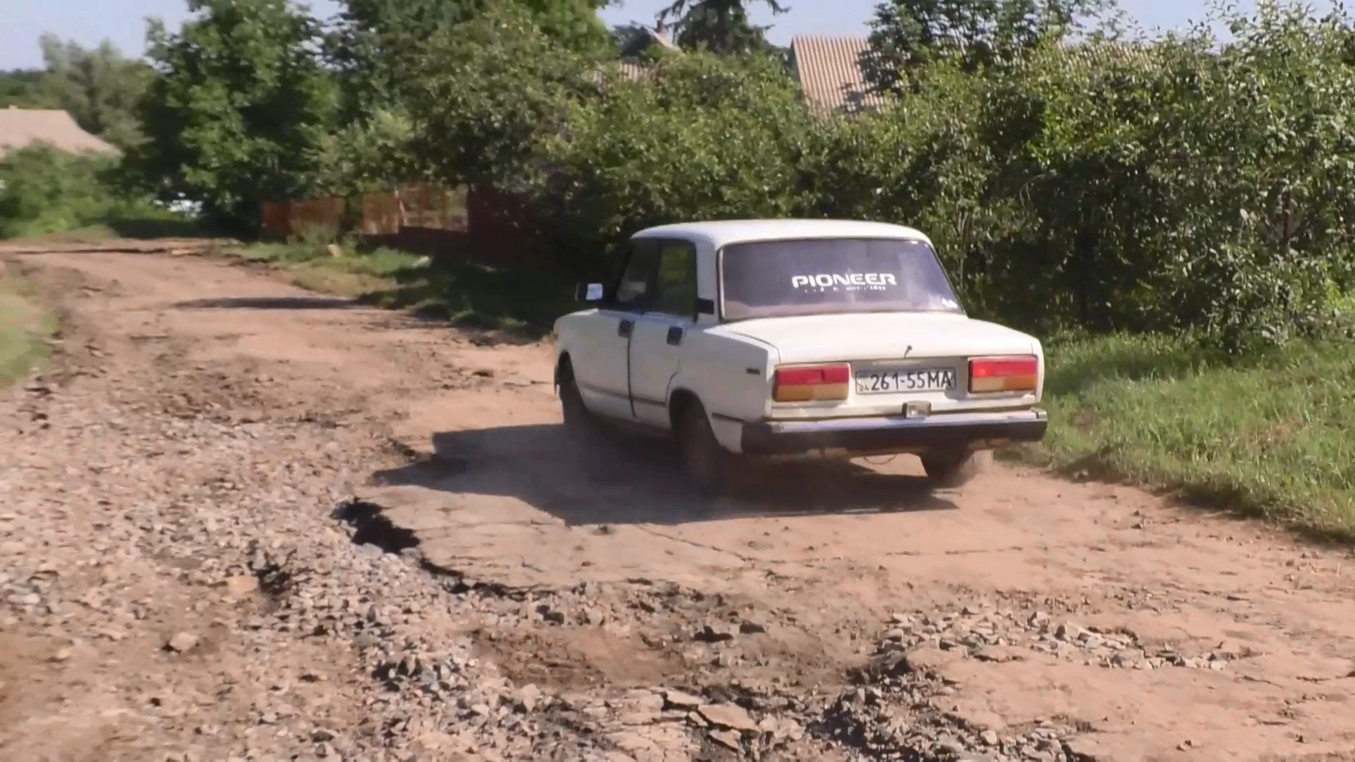 На Черкащині злива повиривала асфальт з ґрунту: як виживають люди у постраждалому селі