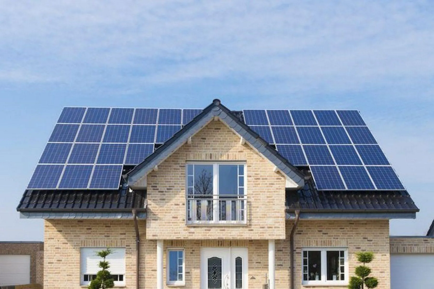Сонячні панелі на даху будинку