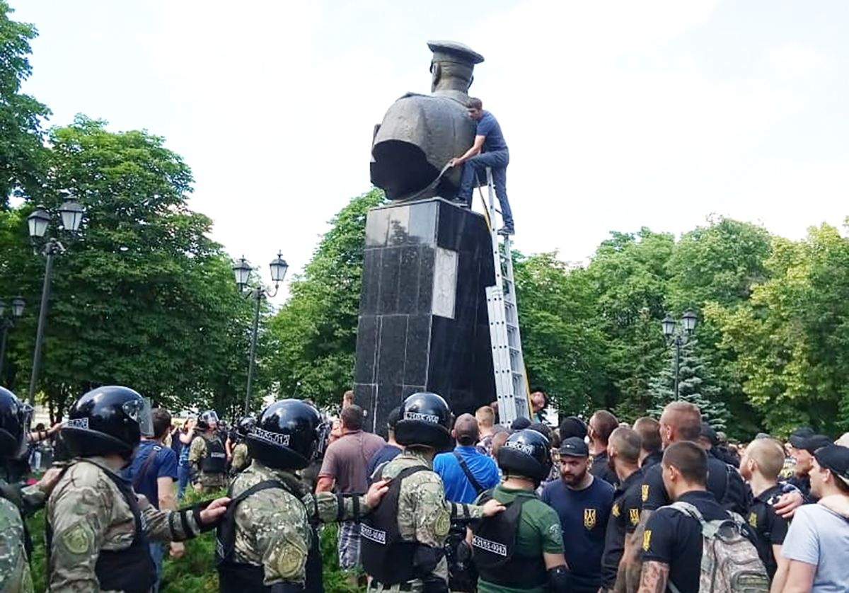 Поліція влаштувала обшуки в активістів через знесення бюста Жукову: фото і відео