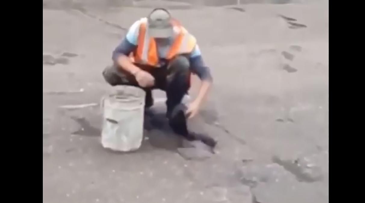 Ремонт по-російськи: дорожники ганчірками "осушували" ями у РФ - відео Ремонт по-російськи: дорожники ганчірками "осушували" ями у РФ - відео