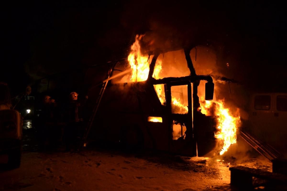 Масштабный пожар под Киевом: полностью сгорели 10 маршруток