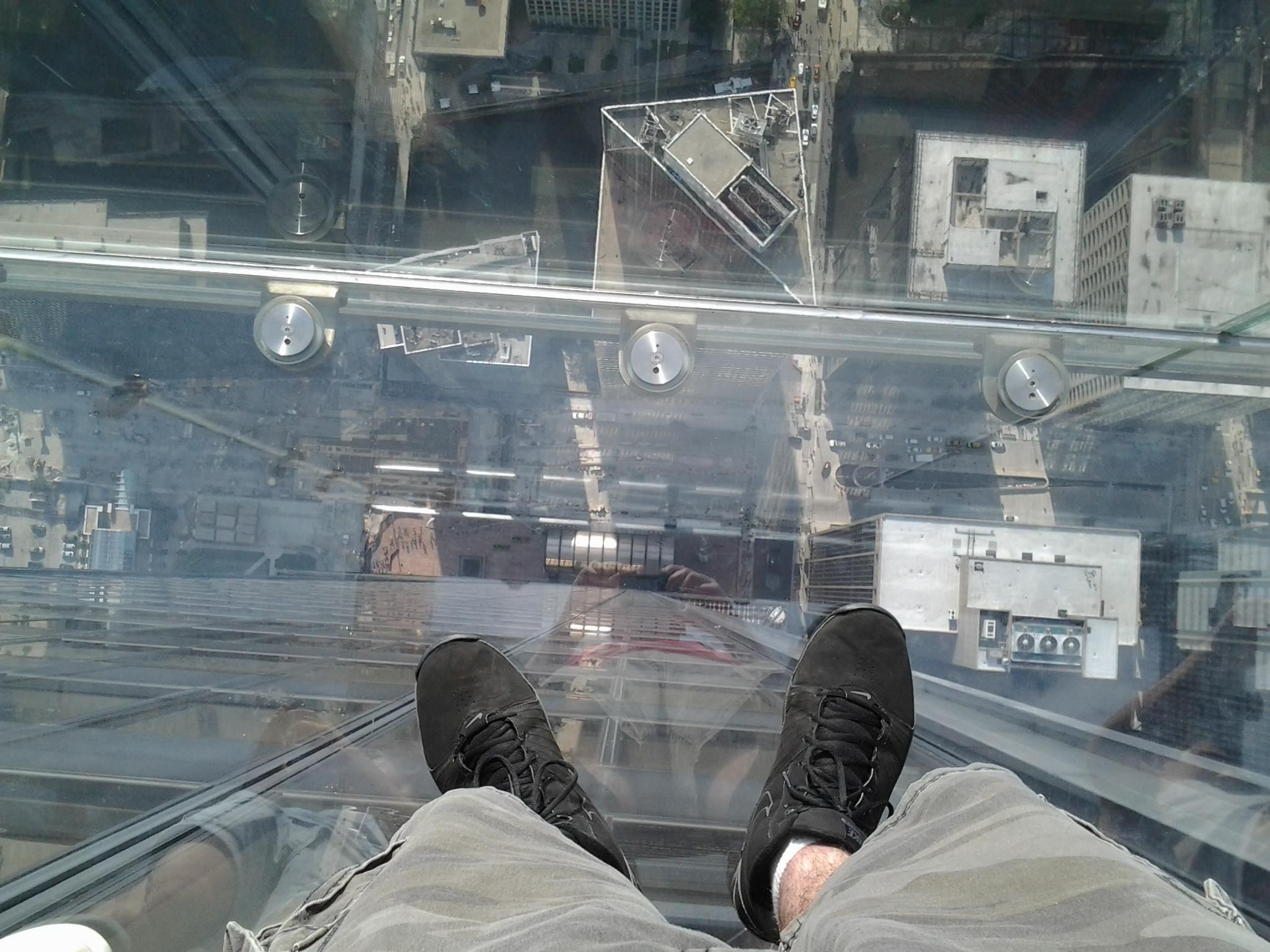 У Чикаго під матір'ю та дітьми тріснув скляний балкон на 103 поверсі: відео У Чикаго під матір'ю та дітьми тріснув скляний балкон на 103 поверсі: відео