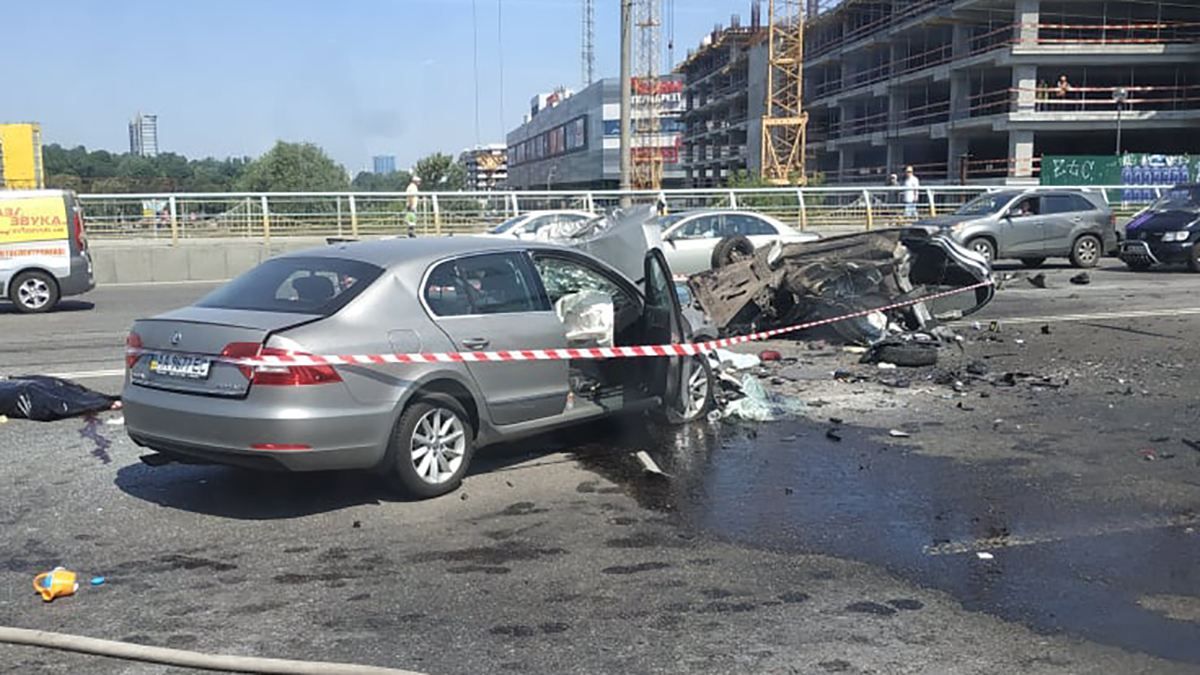 В Киеве произошло ужасное ДТП: есть погибшие – фото и видео В Киеве произошло ужасное ДТП: есть погибшие – фото и видео