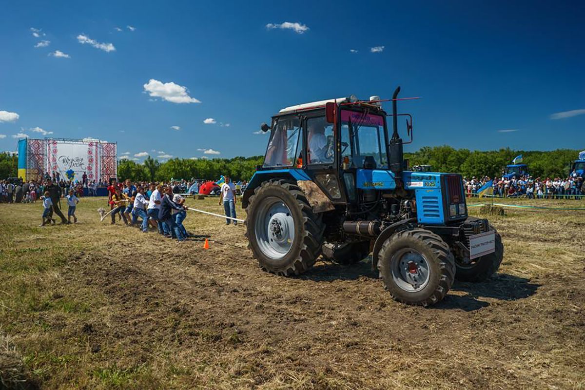Відбувся щорічний "Трактор-фест": відео кумедних конкурсів та запеклих боїв Відбувся щорічний "Трактор-фест": відео кумедних конкурсів та запеклих боїв
