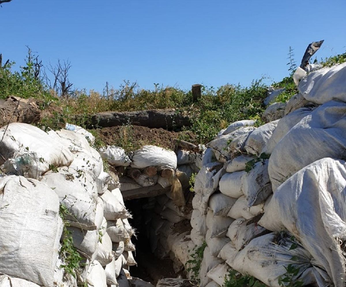 Российские консервы и мины: бойцы ООС показали находки из захваченных вражеских позиций Российские консервы и мины: бойцы ООС показали находки из захваченных вражеских позиций