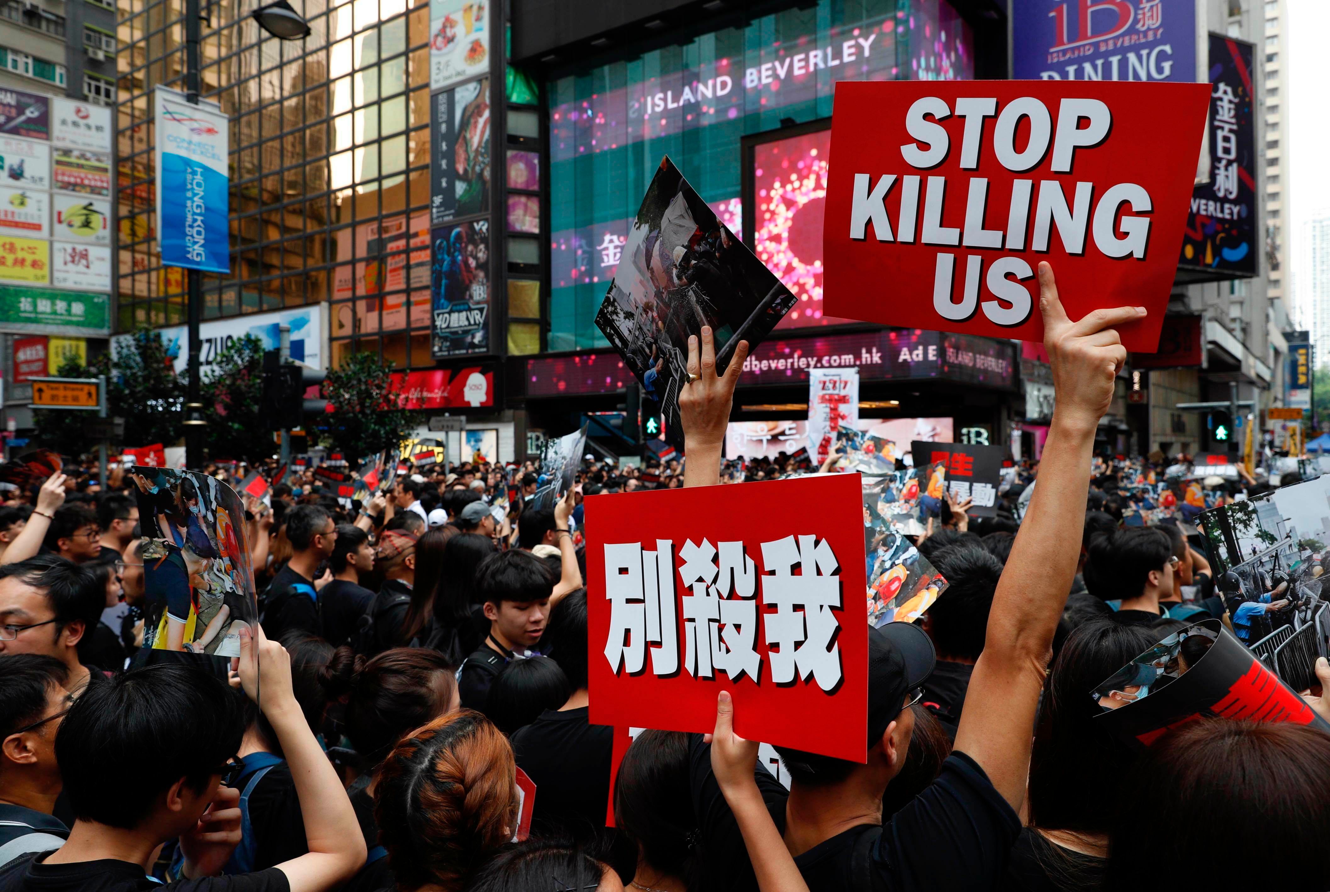 В Гонконге два миллиона человек вышли на улицы с новыми требованиями: фото, видео