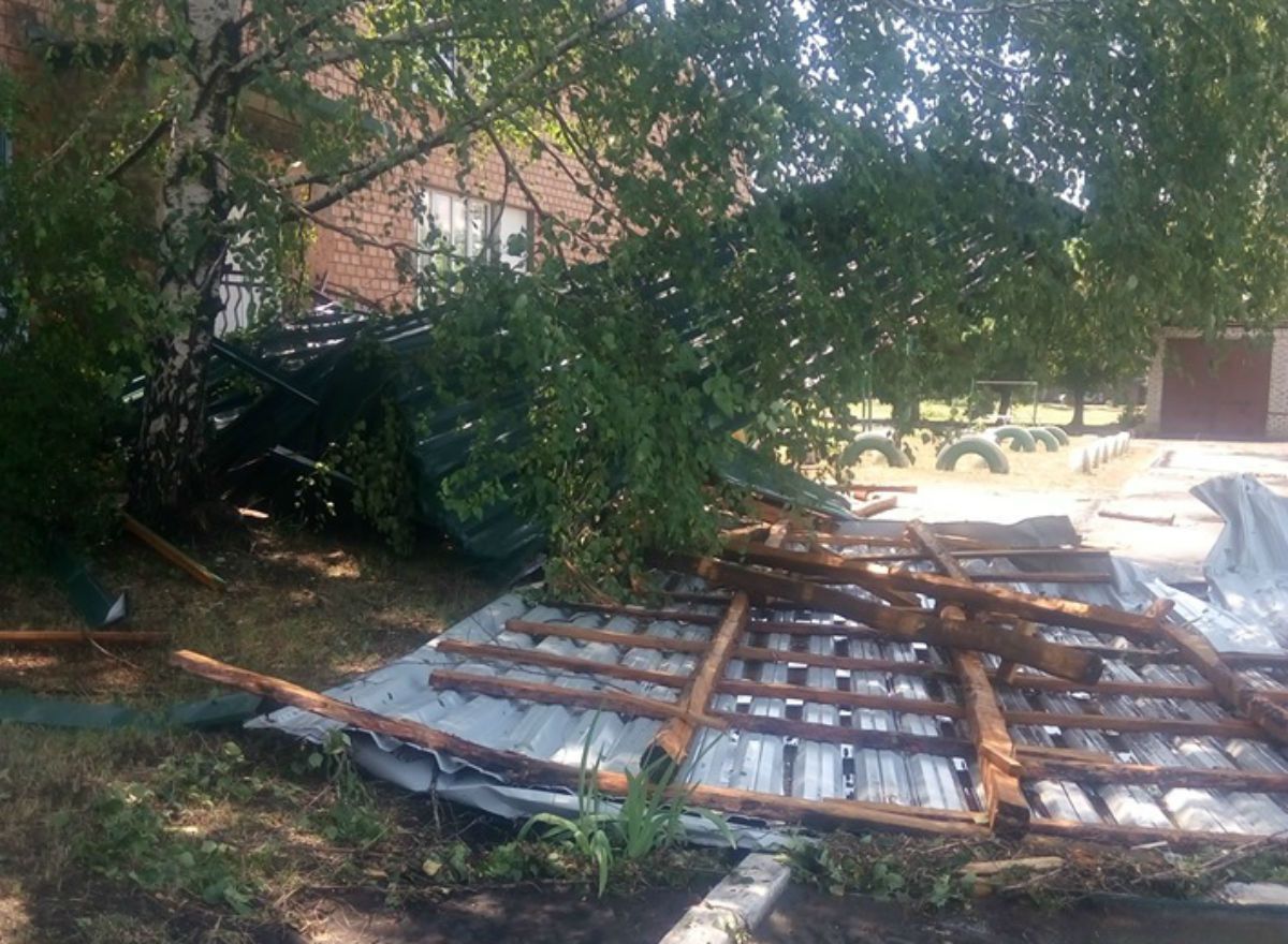 Луганщиною пронісся ураган: у будинках зірвало дахи та повибивало вікна