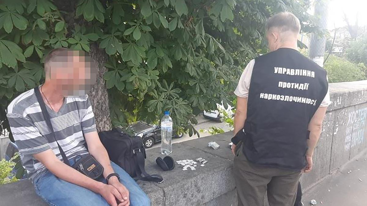 Фельдшер пытался пронести наркотики в СИЗО: полиция его задержала – фото