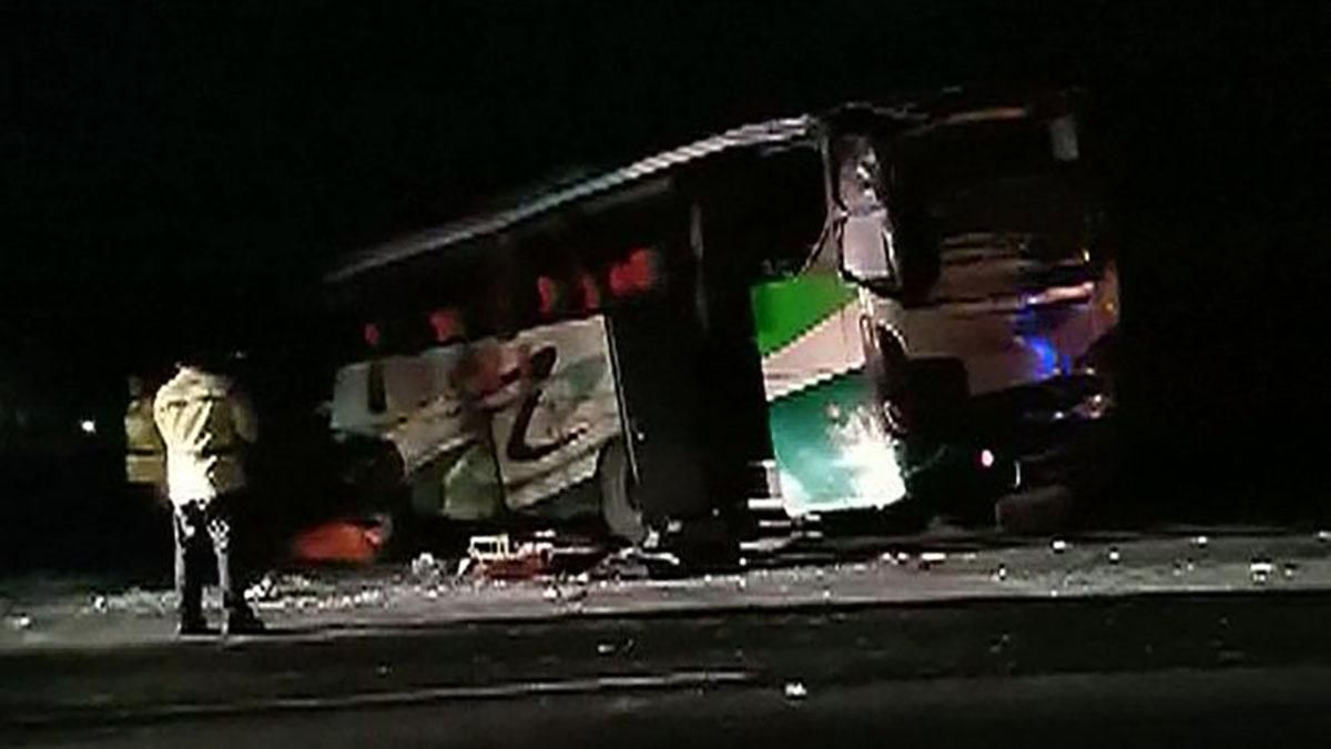 В Индонезии из-за ссоры водителя с пассажиром разбился автобус: есть жертвы