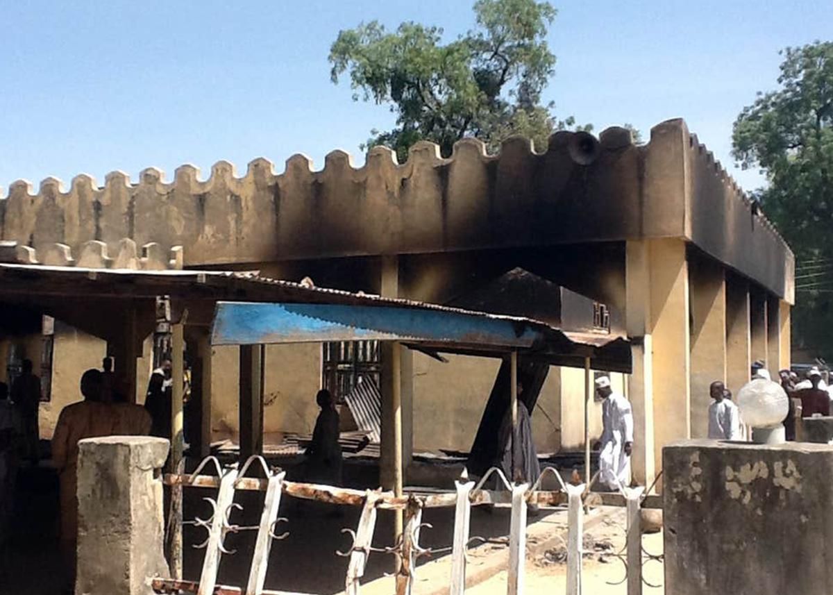 В Нигерии дети подорвали себя среди толпы: погибли 30 человек В Нигерии дети подорвали себя среди толпы: погибли 30 человек