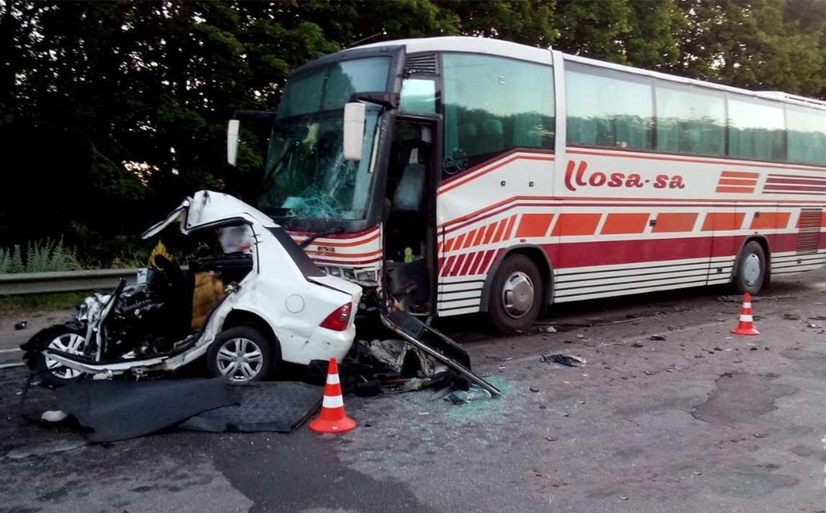 Легковушка влетела в рейсовый автобус на Харьковщине: водитель авто погиб (фото) Легковушка влетела в рейсовый автобус на Харьковщине: водитель авто погиб (фото)