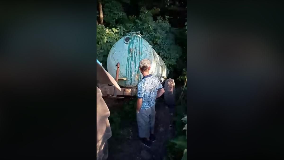 Ігуменя УПЦ МП наказала зливати нечистоти біля меморіалу загиблим українським воїнам: відео Ігуменя УПЦ МП наказала зливати нечистоти біля меморіалу загиблим українським воїнам: відео