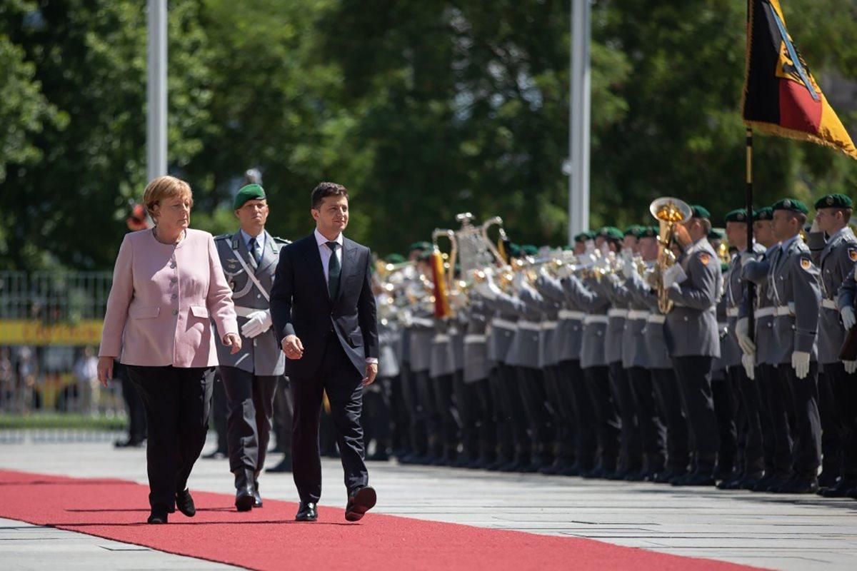 Зеленський: Тих, хто агітує за зняття санкцій, закликаю побувати на Донбасі