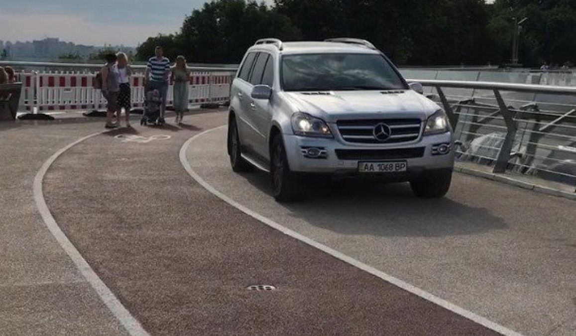 Автомобіль на "мості Кличка": поліція оприлюднила деталі про горе-водія Автомобіль на "мості Кличка": поліція оприлюднила деталі про горе-водія