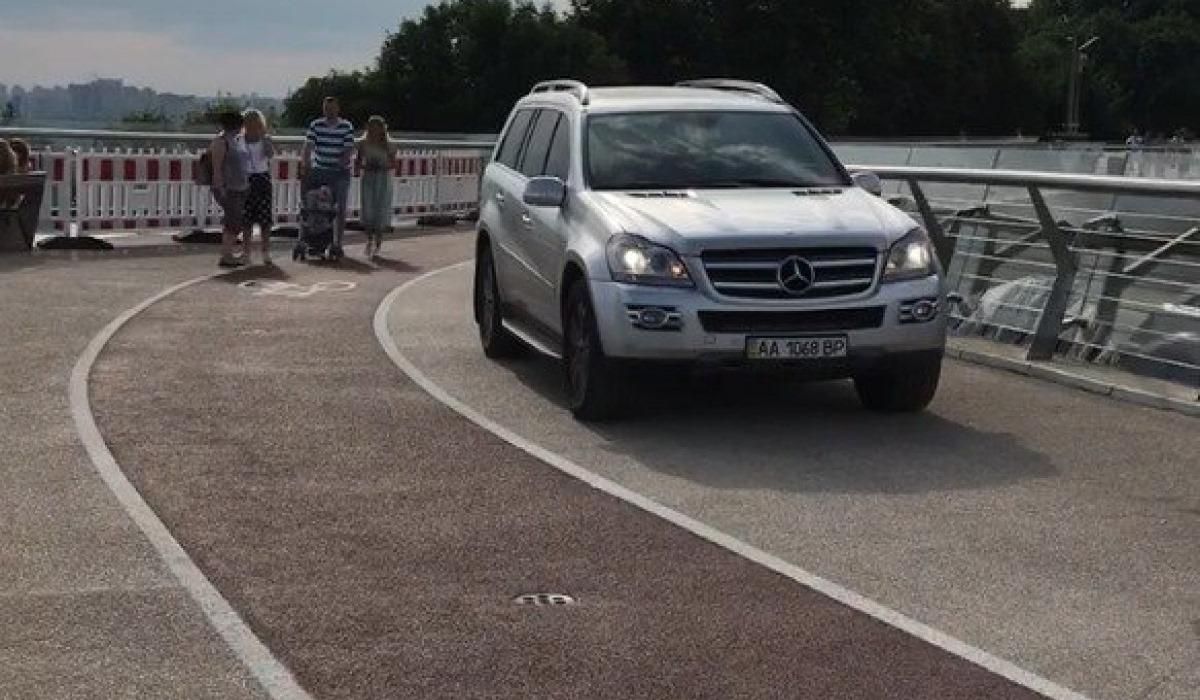 Автомобиль на "мосту Кличко": полиция обнародовала детали о горе-водителе