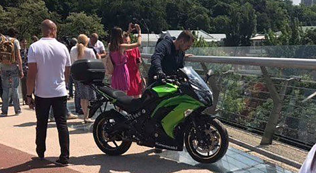 На пешеходном "мосту Кличко" в Киеве заметили мотоциклиста: фото