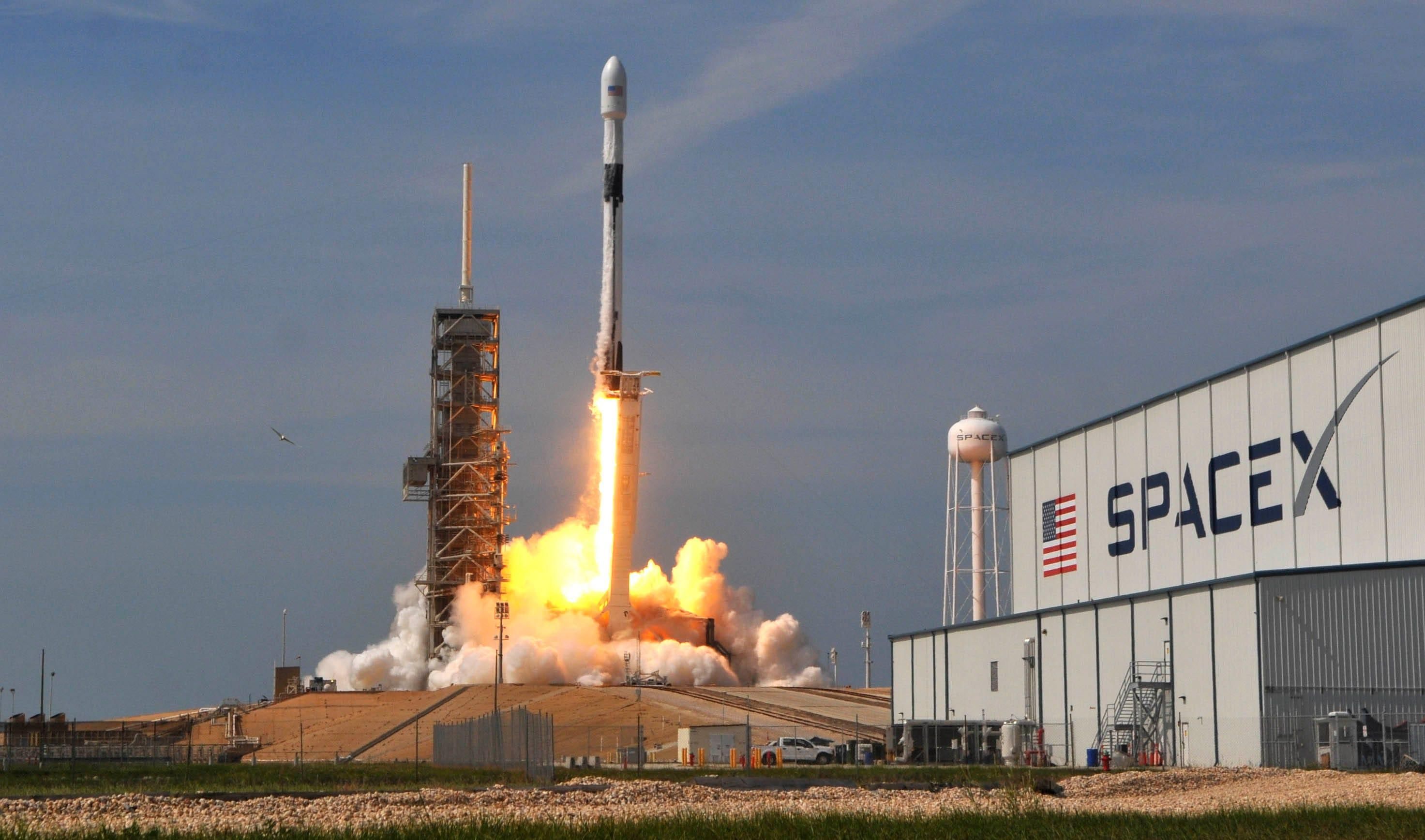 Из-за взрыва двигателя SpaceX NASA переносит полет на Международную космическую станцию