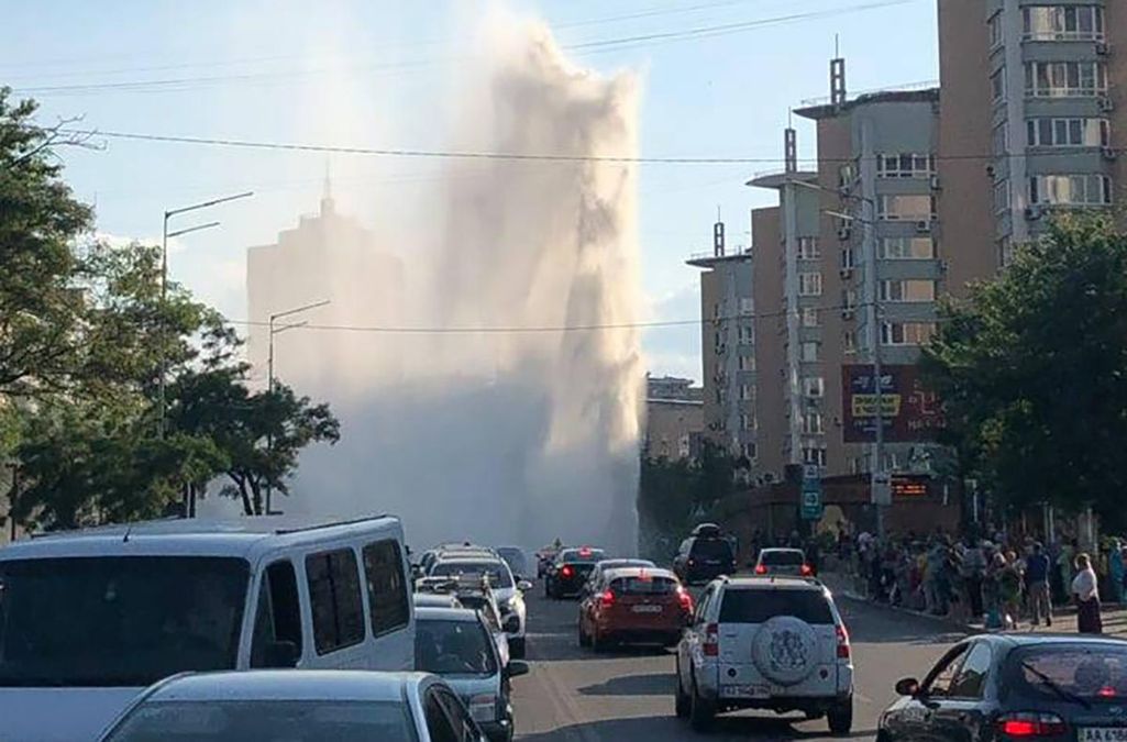 В Киеве из-под асфальта забил фонтан: видео В Киеве из-под асфальта забил фонтан: видео