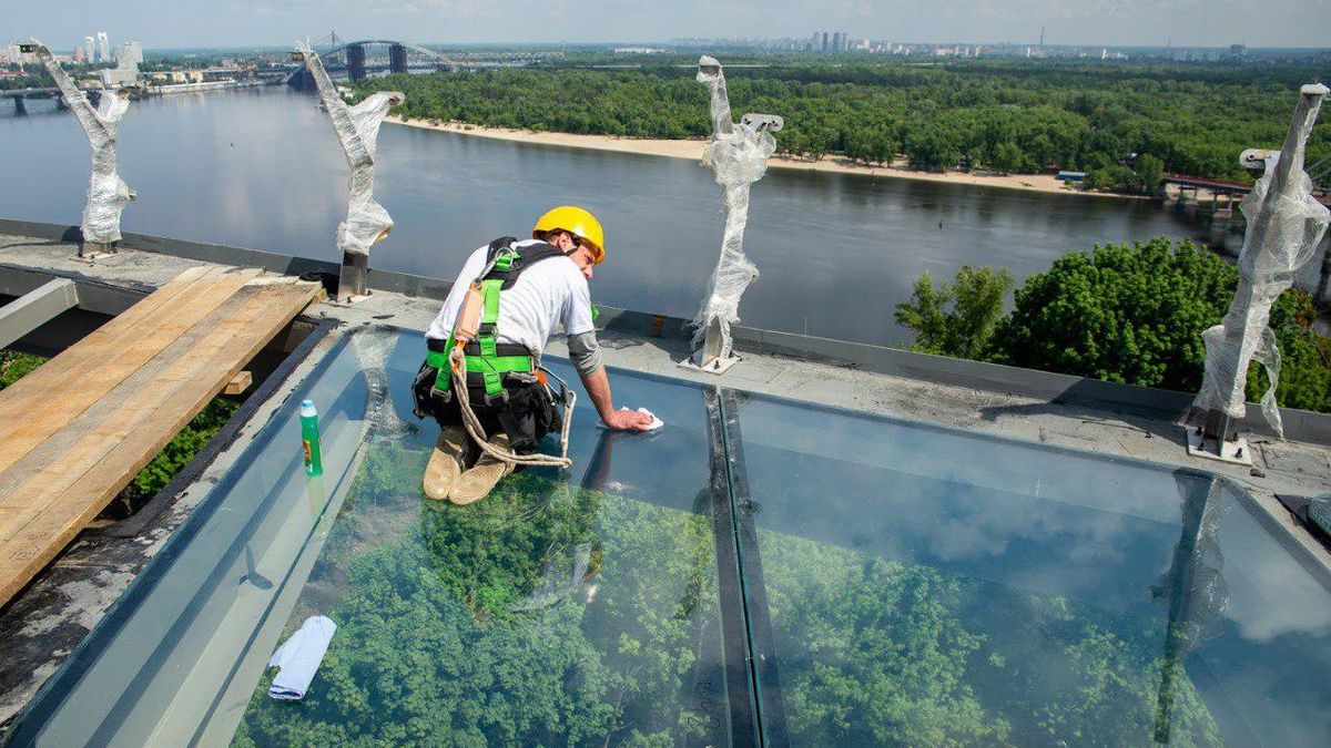 На "міст Кличка" встановлять антивандальне скло: фото На "міст Кличка" встановлять антивандальне скло: фото
