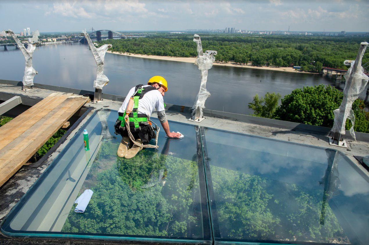 На "мост Кличко" установят антивандальное стекло: фото