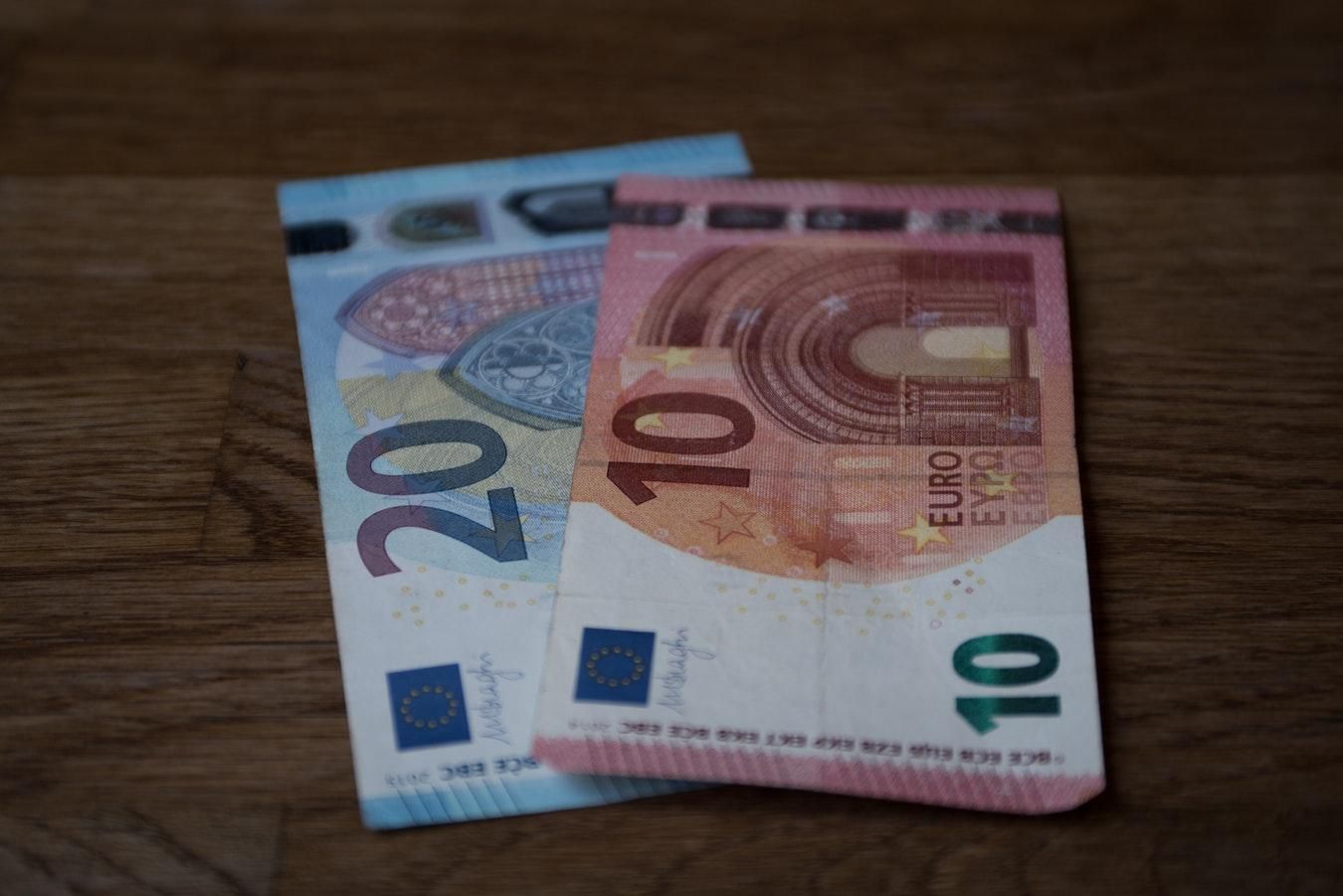 Готівковий курс валют 19 червня: євро подешевшав одразу на 10 копійок