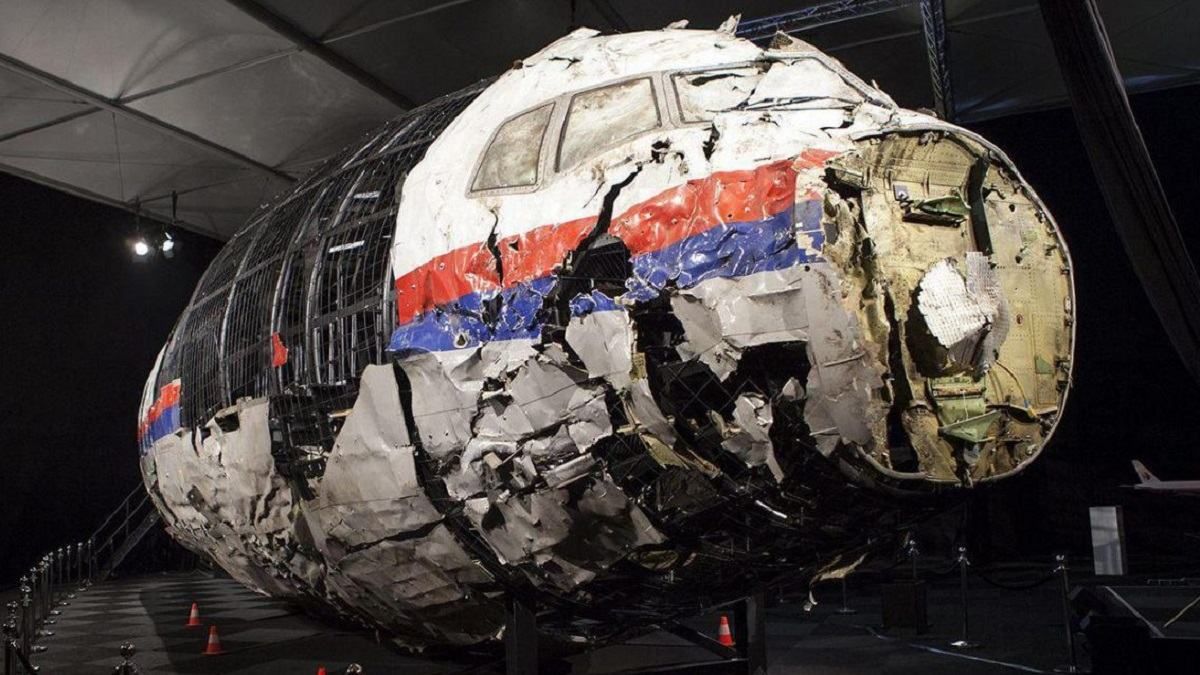 Нові імена у справі катастрофи MH17 – МЗС вказує на Аксьонова, а "Новая газета" – на Суркова