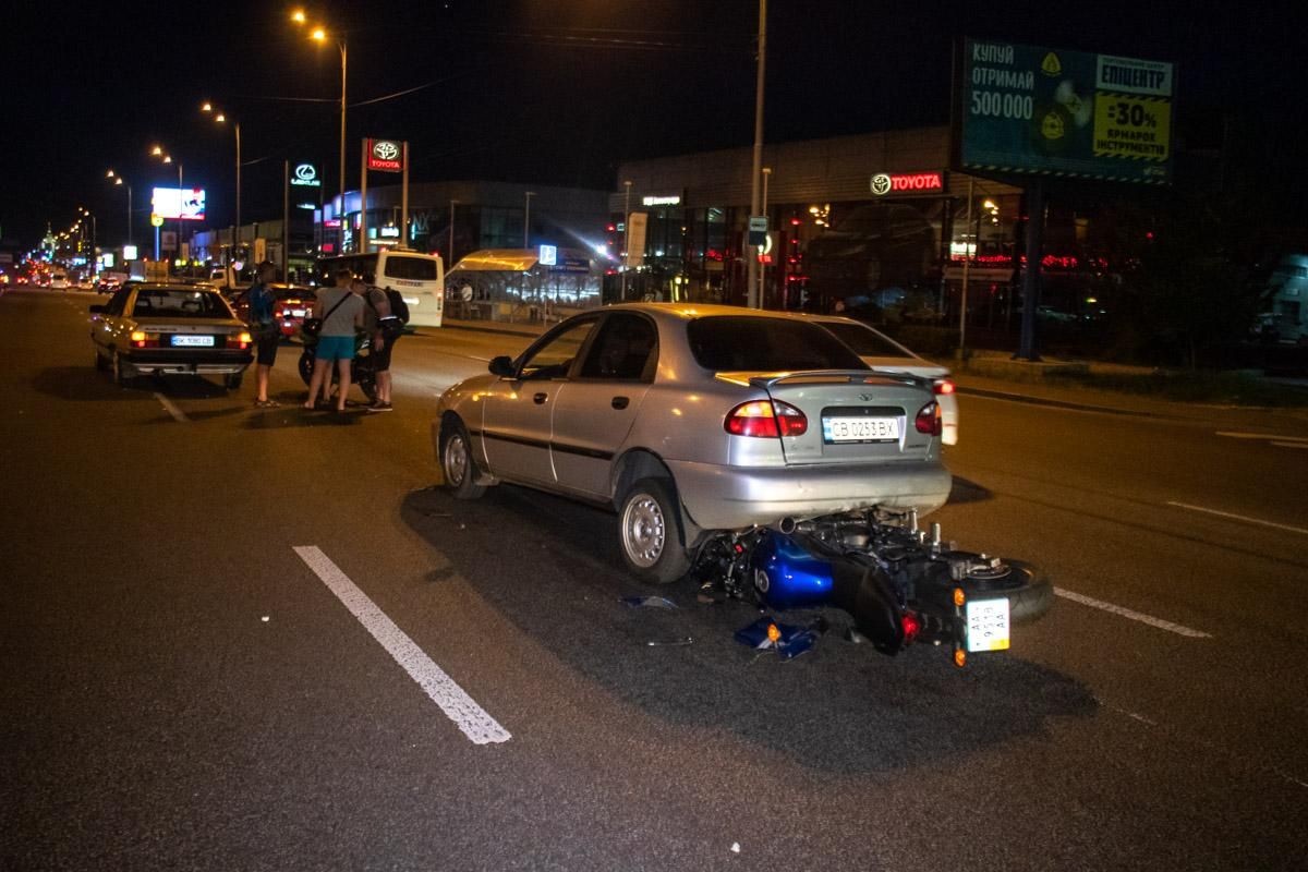 Мотоцикліст в'їхав в автомобіль та ледь не потрапив під колеса: відео