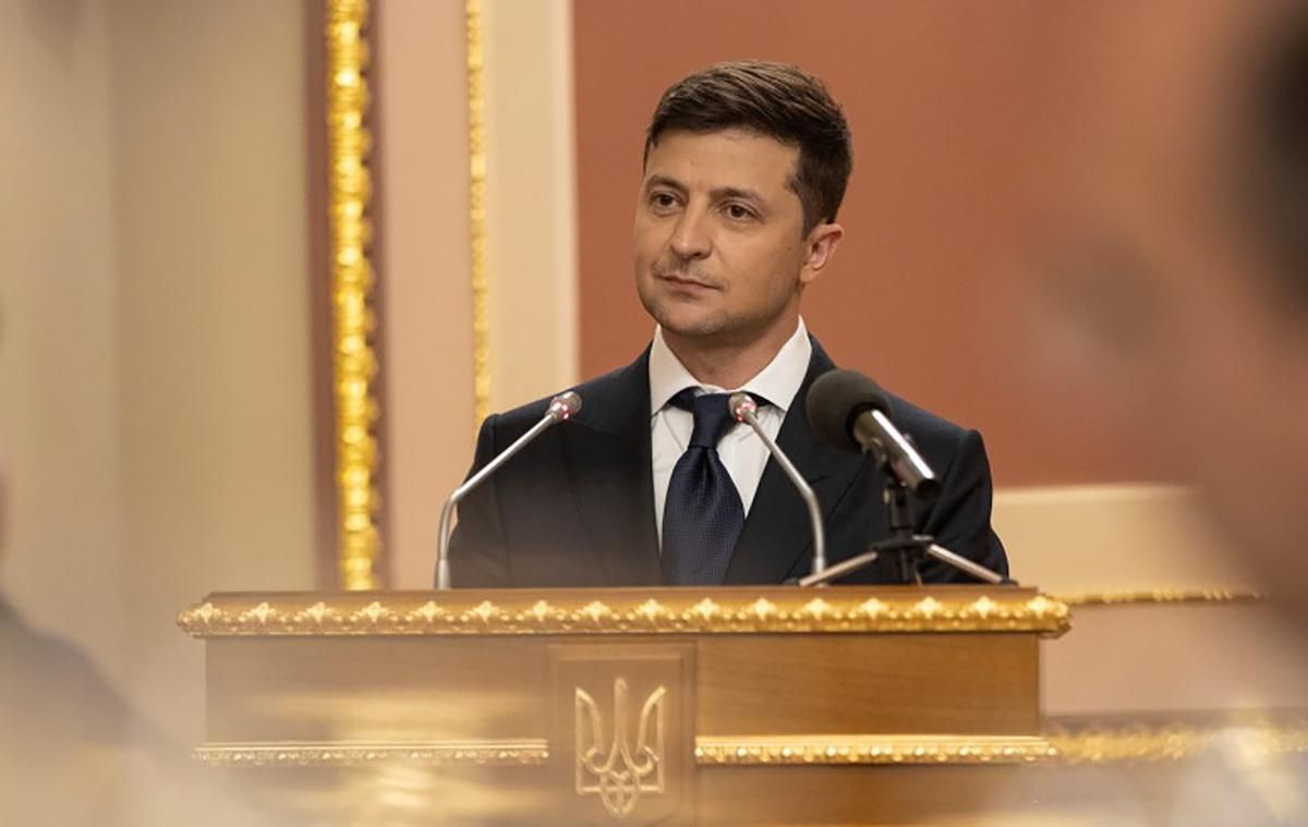 Зеленський підписав перший закон на посаді президента Зеленський підписав перший закон на посаді президента