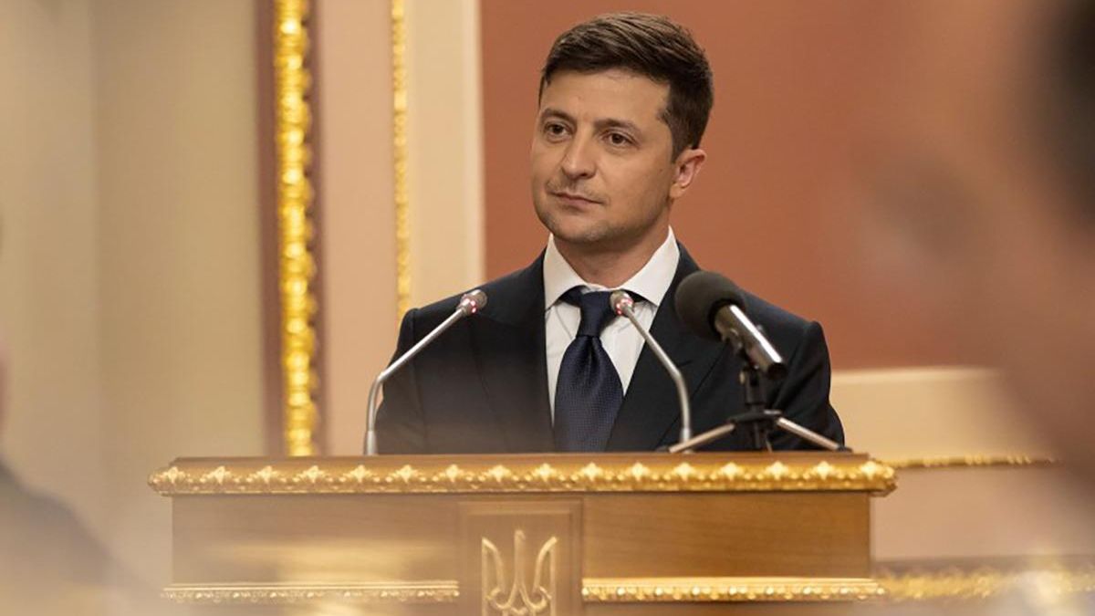 Зеленский подписал первый закон на посту президента Зеленский подписал первый закон на посту президента
