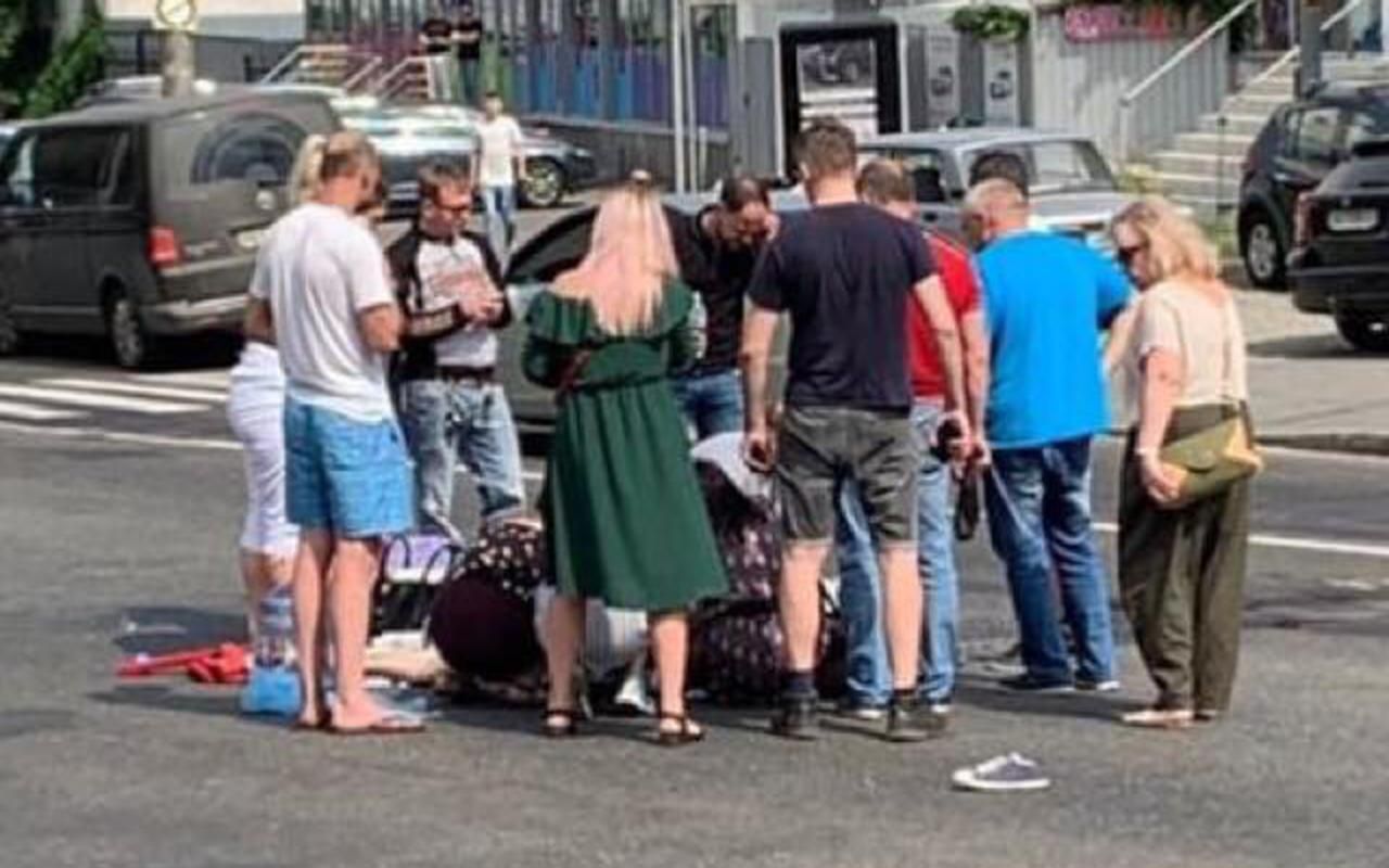 ДТП в Киеве: авто сбило женщину с ребенком, водитель скрылся ДТП в Киеве: авто сбило женщину с ребенком, водитель скрылся