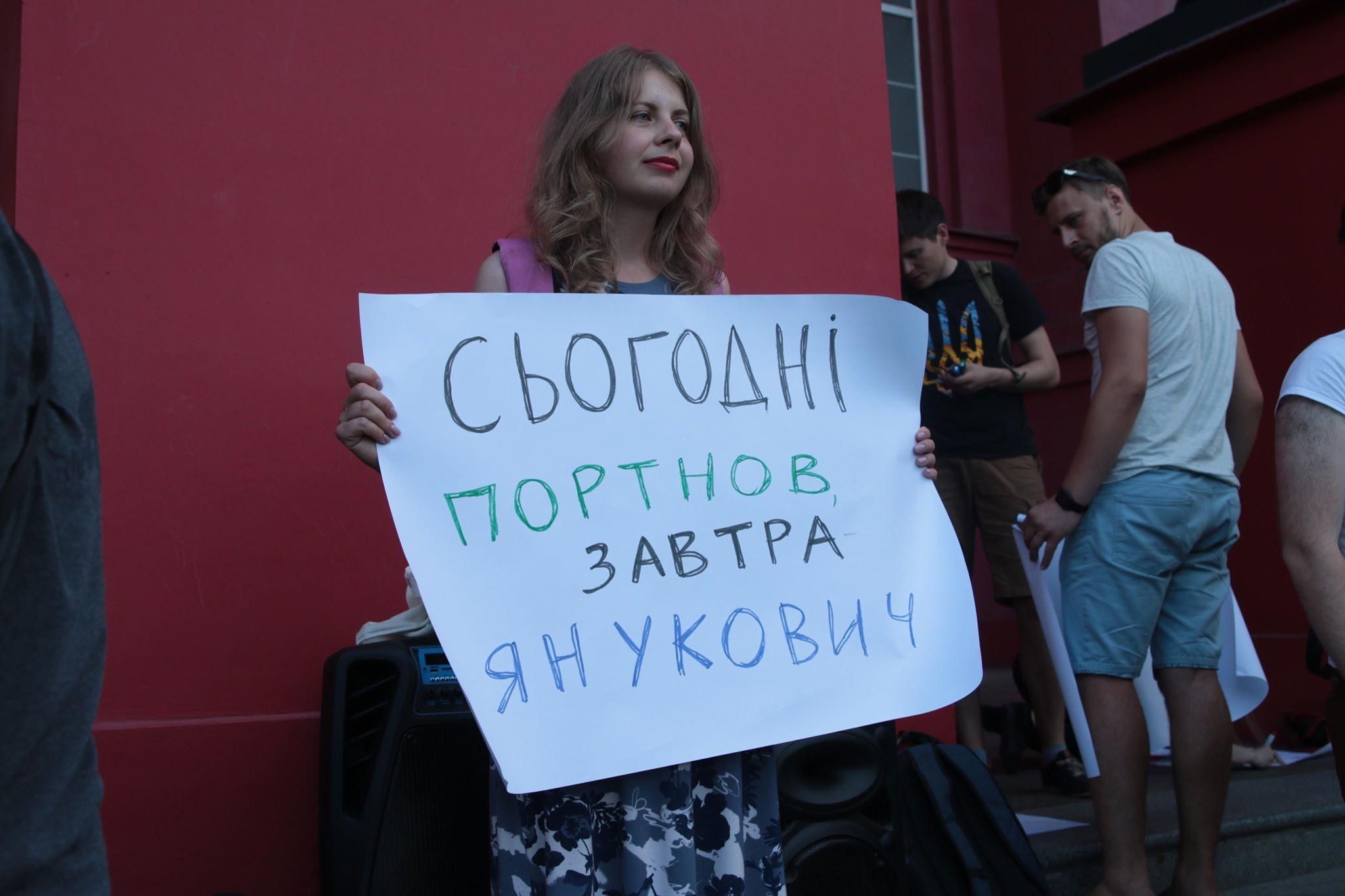 Протест против Портнова: ректор КНУ не появился, студенты будут ждать целую ночь – фото и видео