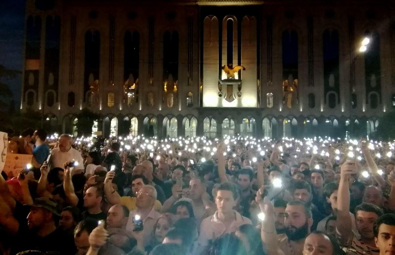 Протестующие в Грузии прорвались в парламент: видео