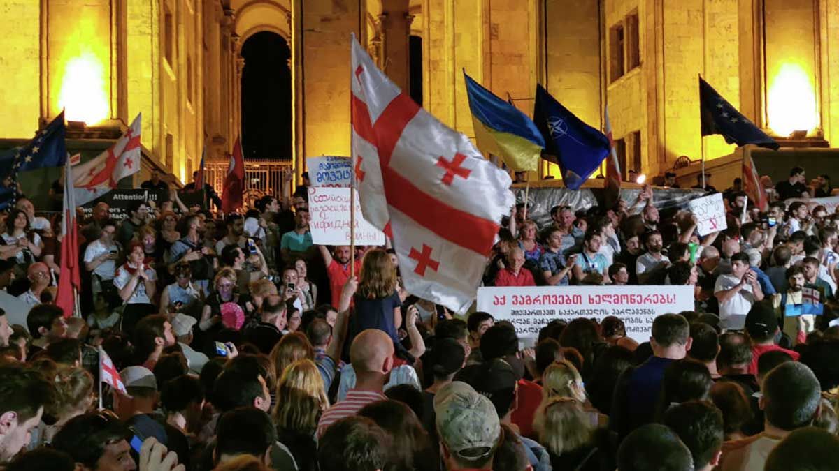 Протесты в Грузии: митингующие сожгли флаг России и заявляют об оккупации Протесты в Грузии: митингующие сожгли флаг России и заявляют об оккупации