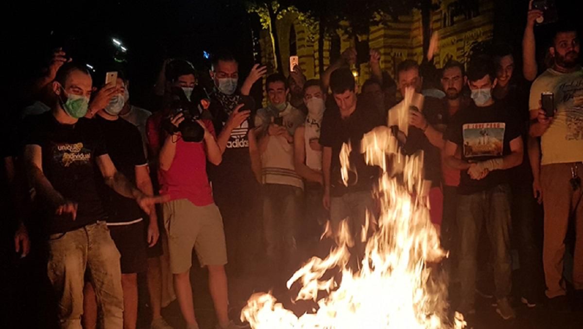 В Тбілісі мітингувальники влаштували погром в офісі керівної партії В Тбілісі мітингувальники влаштували погром в офісі керівної партії