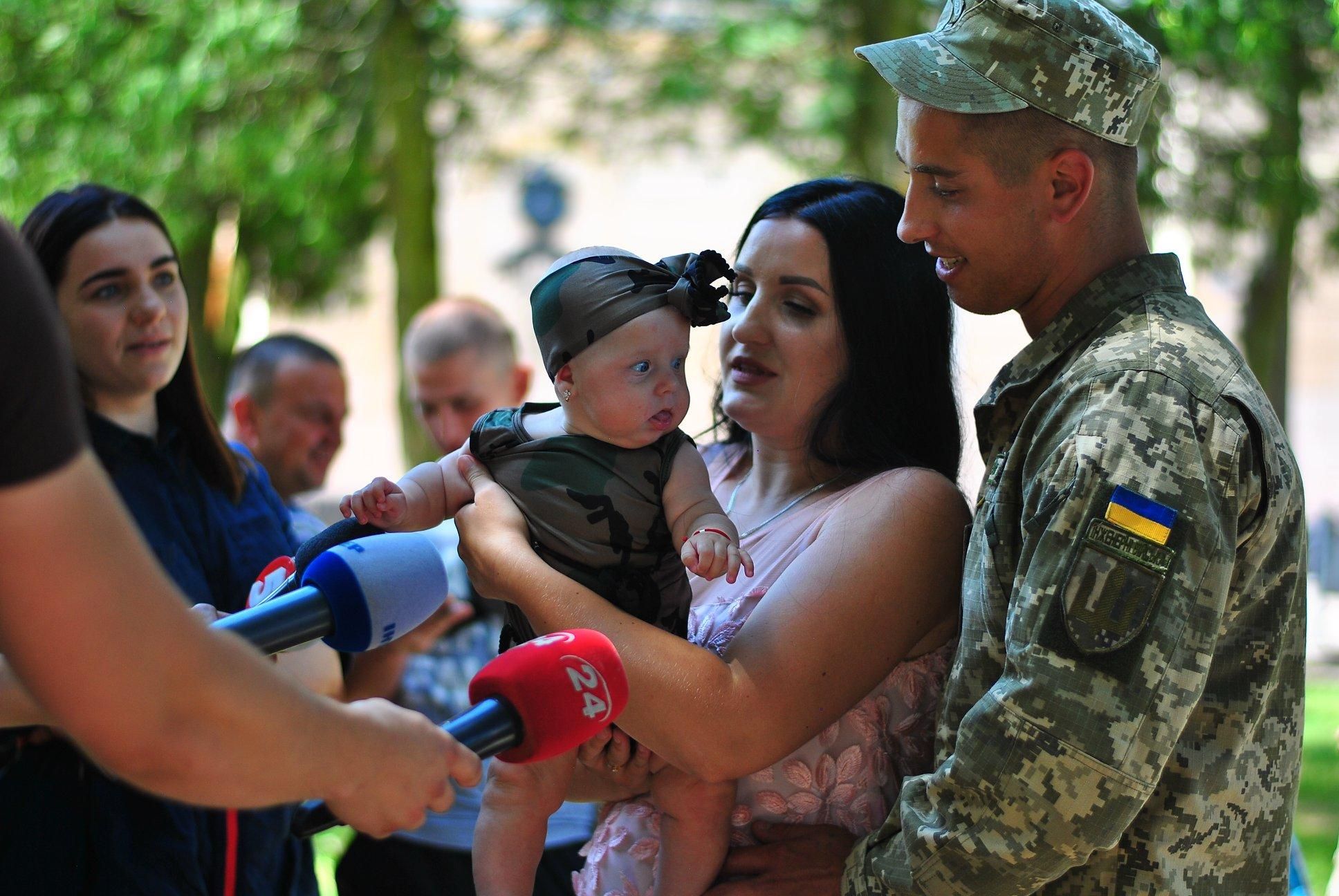 Українські миротворці повернулися з Косово: зворушливі фото зустрічей з родинами