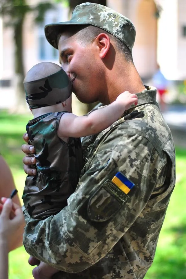 Сергій Дорогавцев вперше цілує донечку