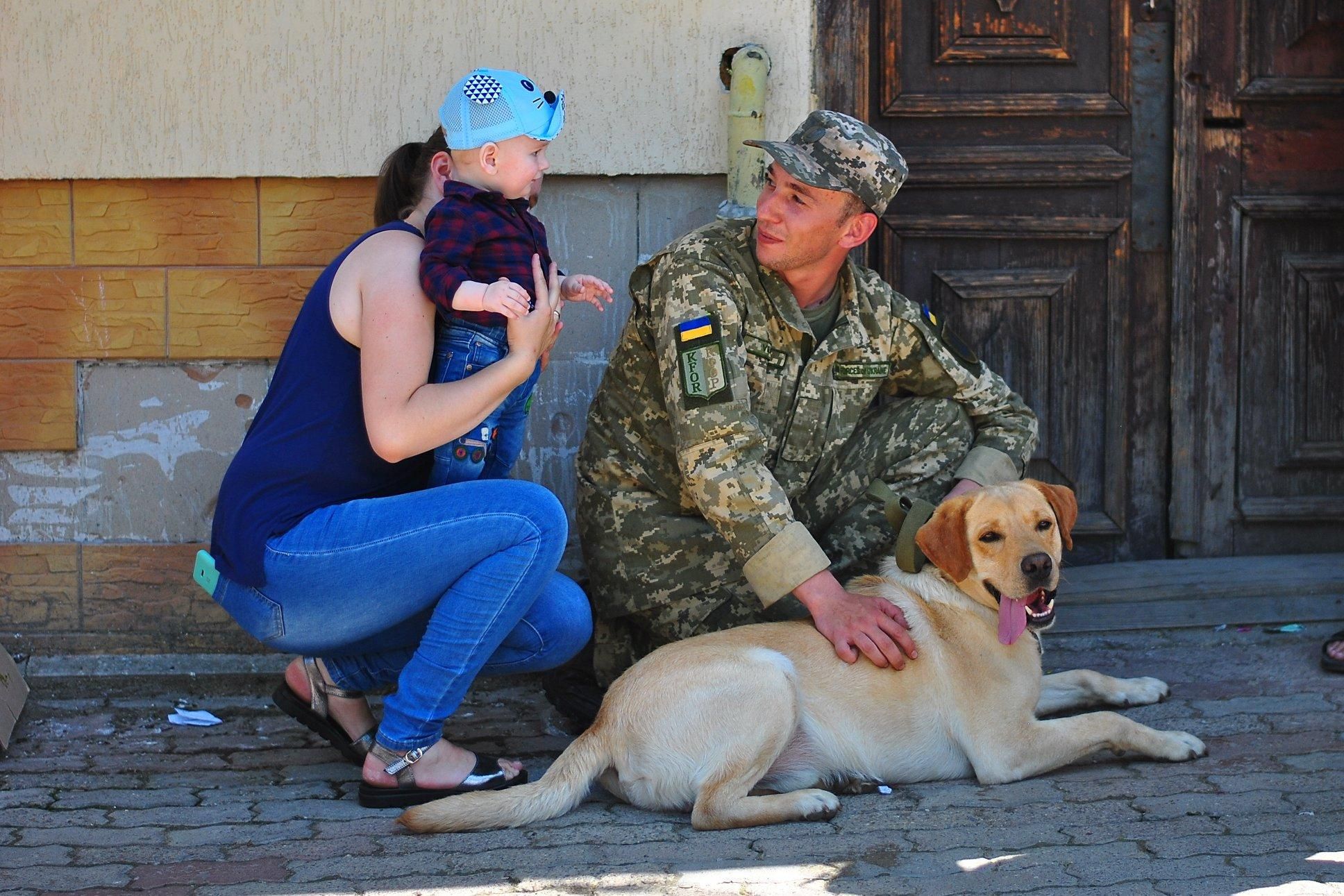 Украинские миротворцы вернулись из Косово: трогательные фото встреч с семьями