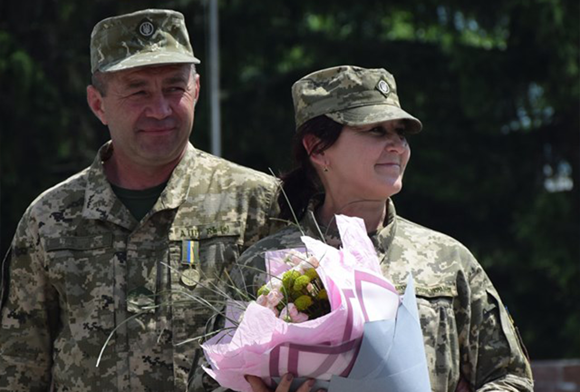 Військовий зробив пропозицію своїй коханій просто на плацу: фото та відео