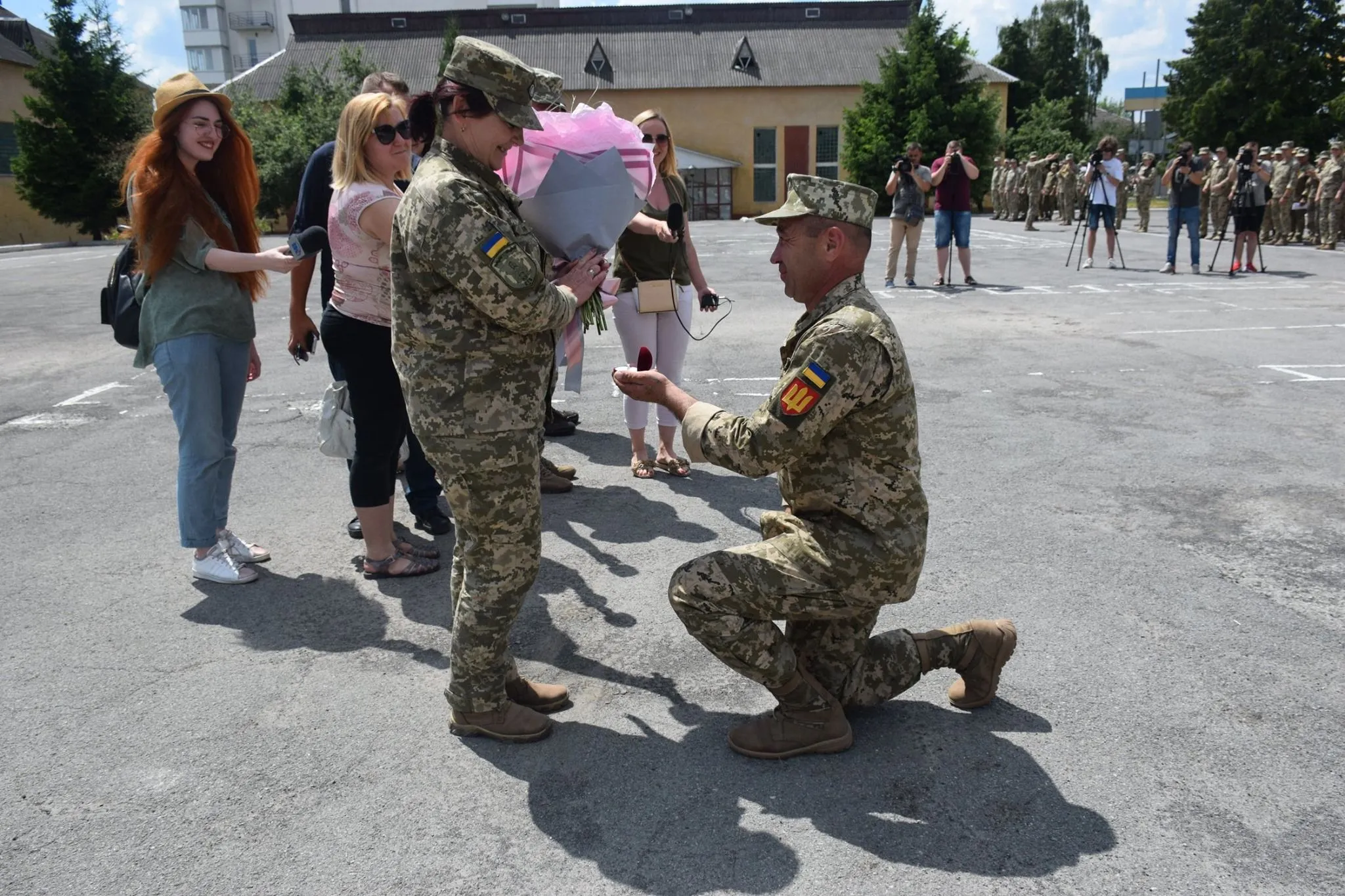 Військовий зробив пропозицію коханій на плацу